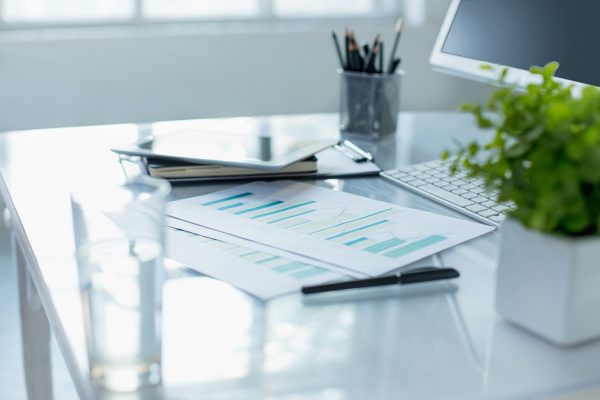 The tipical office desktop with pc, pens, gnotebooks